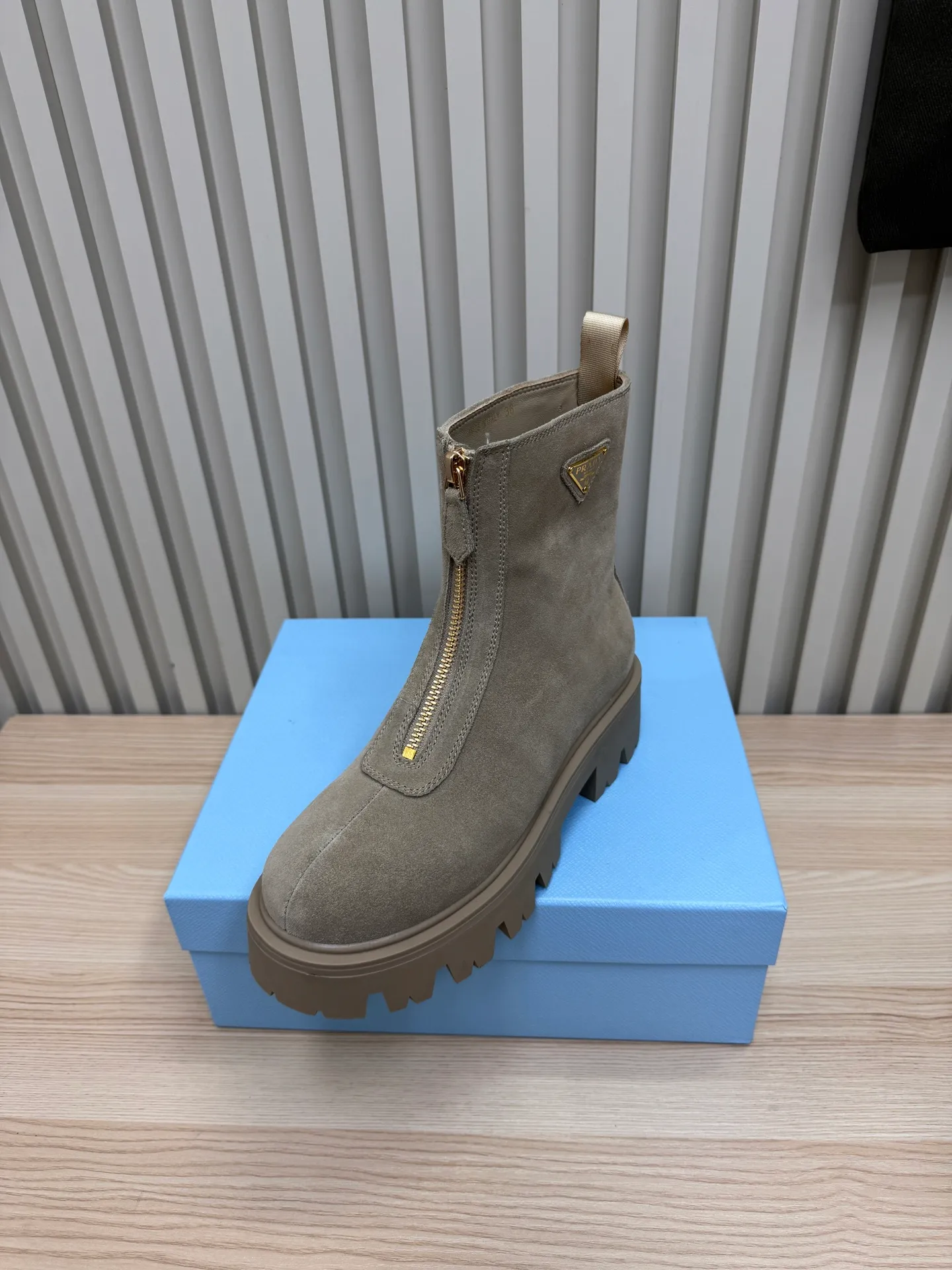 👟👟Ex-factory price 680👟👟 Prada / Prada couple's Martin boots are here, comfortable and elegant to wear. The original molded outsole of the counter is 1:1 replica. It is made of non-slip and wear-resistant imported TPU tin mold vacuum outsole. Tank-shaped thick sole. Fabric: imported anti-explosion cowhide. Lining: imported mixed sheepskin lining. Sheepskin foot pads. Outsole: tin molded beef tendon sole. Code number: 35-41 (42 customized)